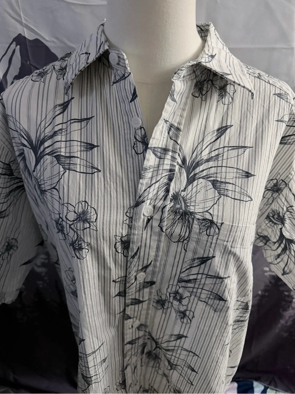 Haggar Clothing Men’s Medium White Blue Tropical Floral Button-Up Shirt